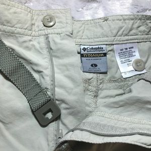 Men’s Large Columbia titanium zip off pant.